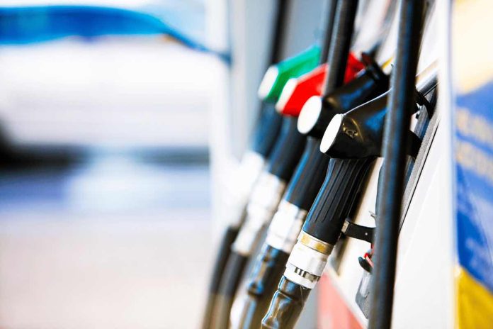 Benzina e carburante, i prezzi oltre la soglia