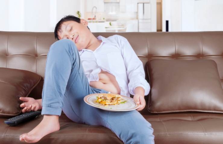 dormire dopo mangiato fa male?