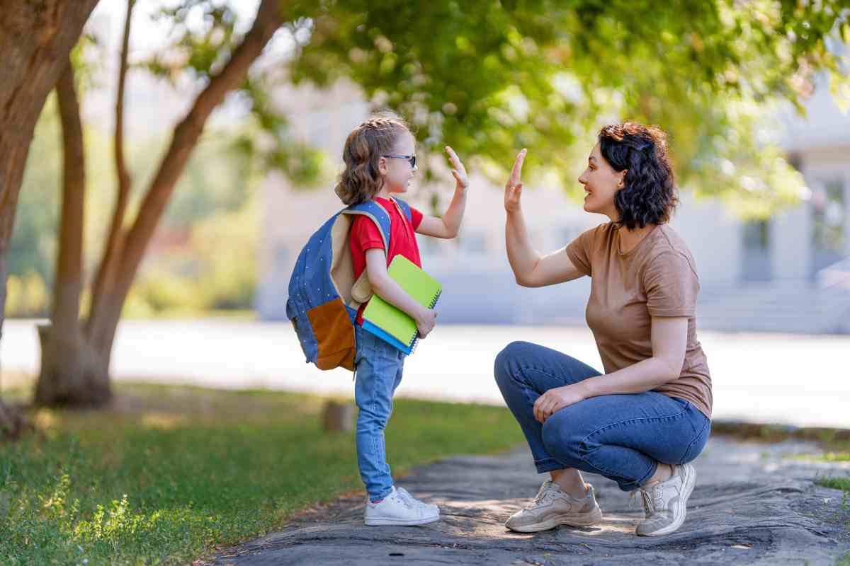 la star va a scuola vestita così