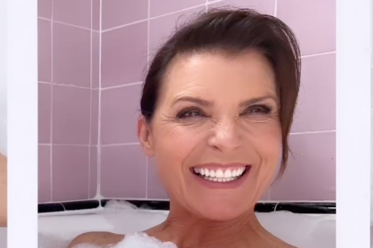 Beautiful, la perfida Sheila nella realtà è diversissima: l'avete mai vista? Spunta lo scatto bollente 2 Il sorriso di Sheila di Beautiful