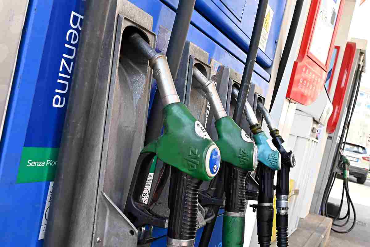 Bonus benzina fino a 150 euro una tantum: i dettagli