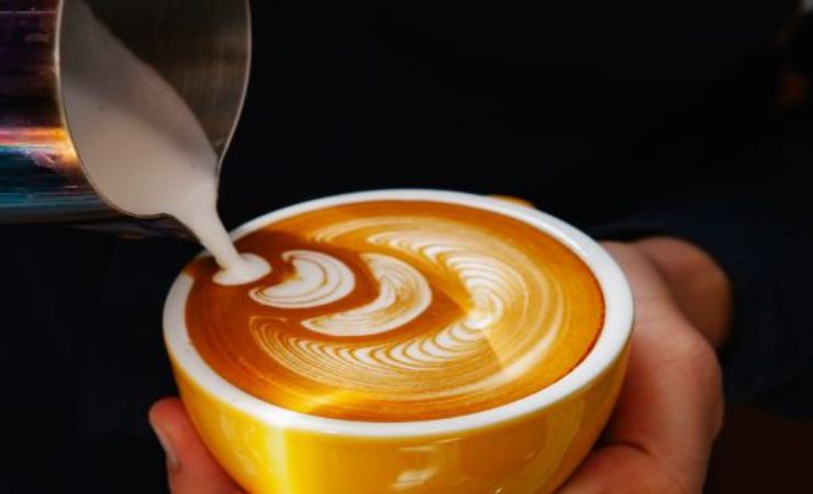 il latte nel caffè fa bene?