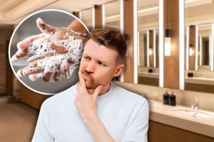 come lavare le mani nei bagni pubblici