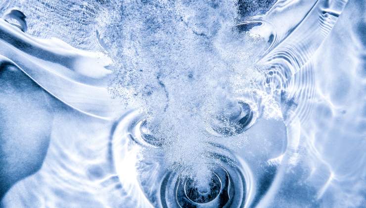 Acqua alcalina: fa bene o male ai calcoli renali? La verità