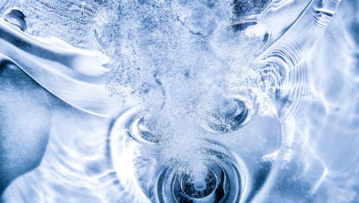 L'acqua alcalina fa veramente bene alla salute? La verità sui calcoli  renali