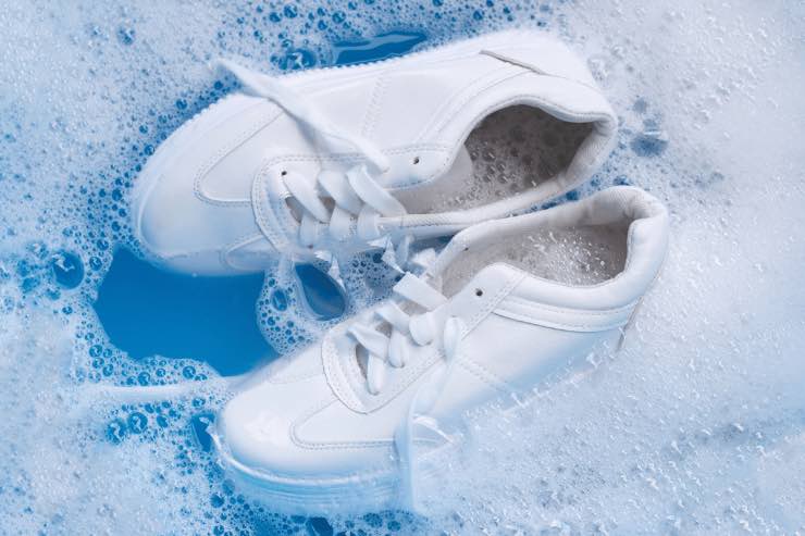 Sneakers gialle? Ecco come pulire