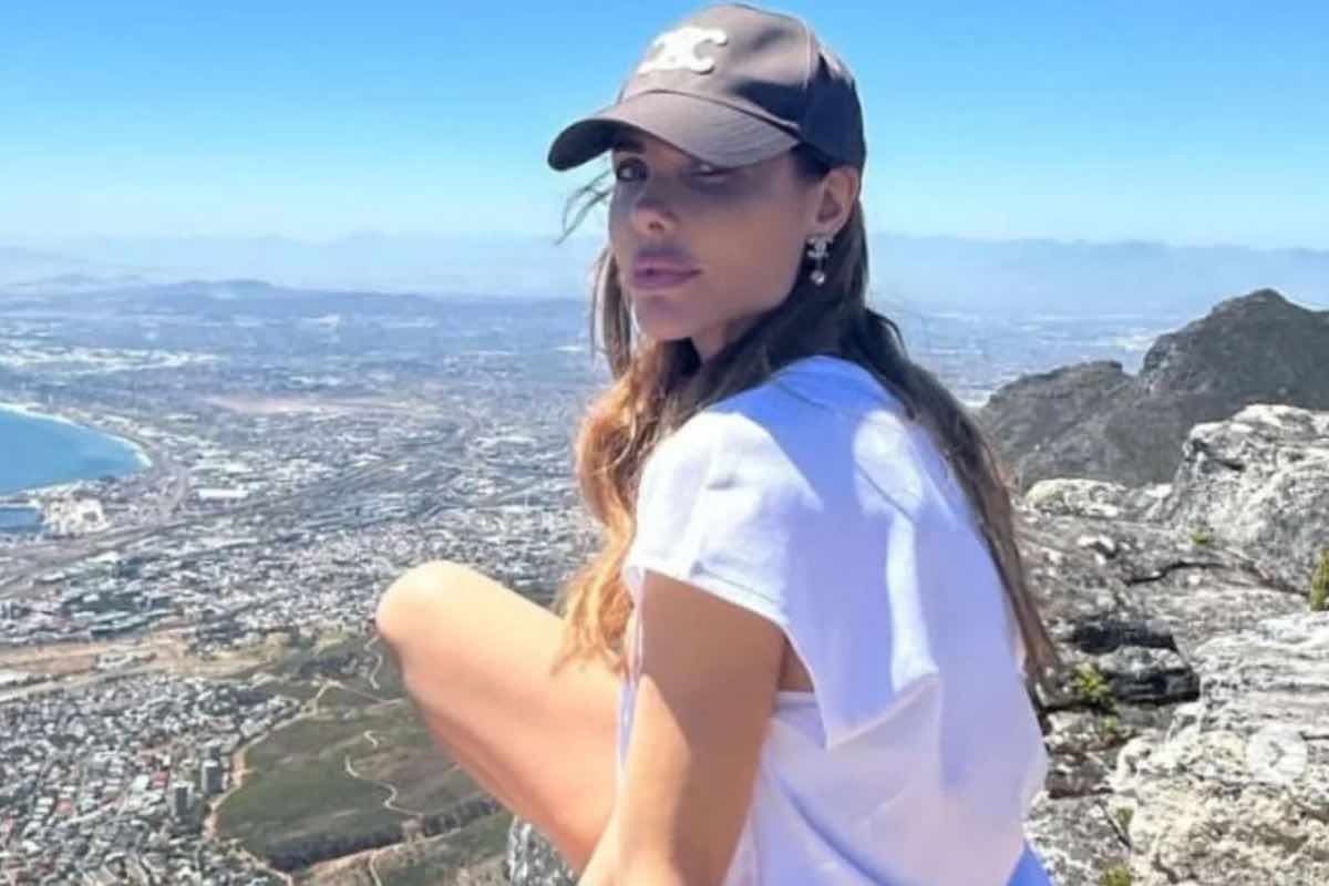 Ilary Blasi, via dall'Italia con Bastian Muller: il dettaglio delle foto di  coppia