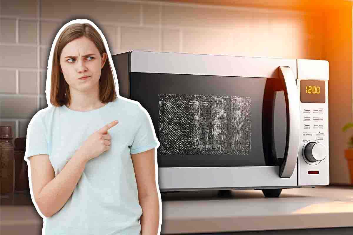 I rischi del non pulire il forno a microonde