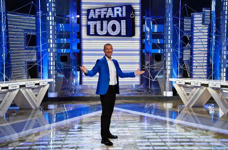 Va in onda la partita al posto di Affari tuoi