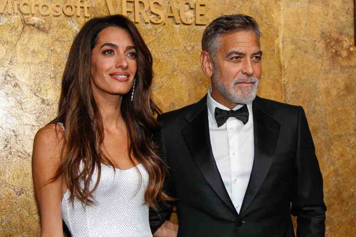 George Clooney con la moglie Amal e i figli 