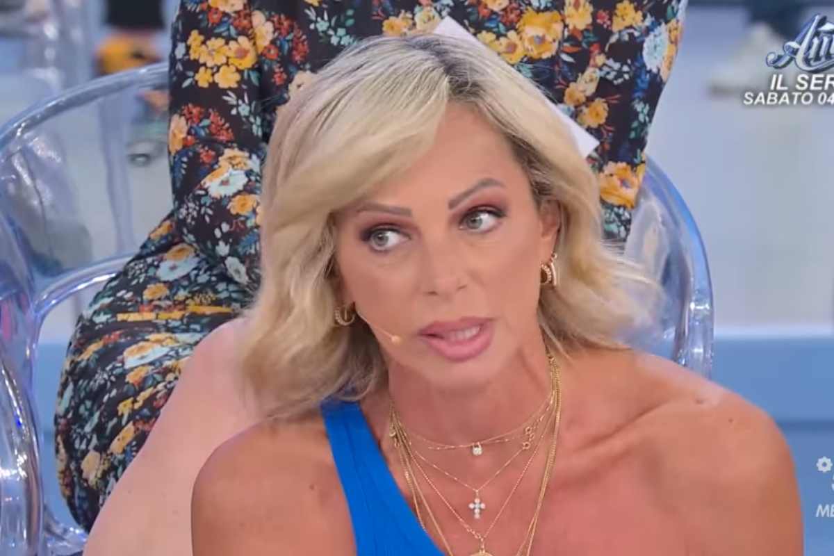 Alessia Rivolta fa scoppiate l'alitosi-gate a Uomini e Donne